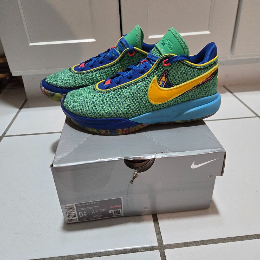 Lebron XX SE (GS) Electric Algae/University Gold. Lightly used!